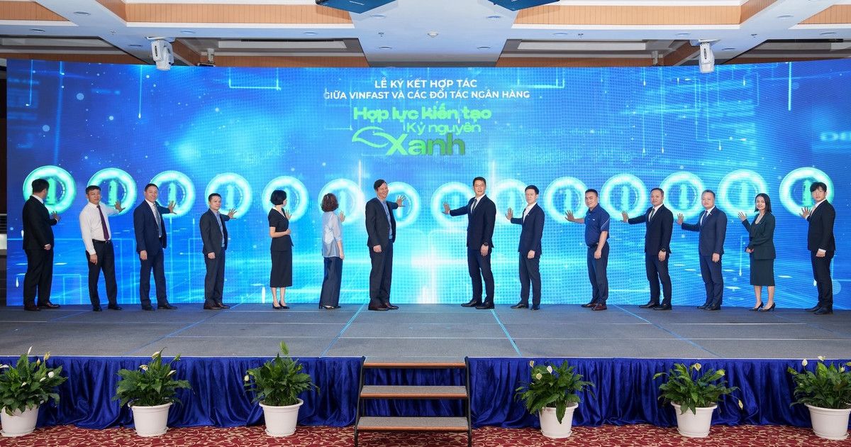 VinFast và 12 ngân hàng, tổ chức tài chính hỗ trợ người dân Hà Nội chuyển sang xe điện nhiều ưu đãi chưa từng có