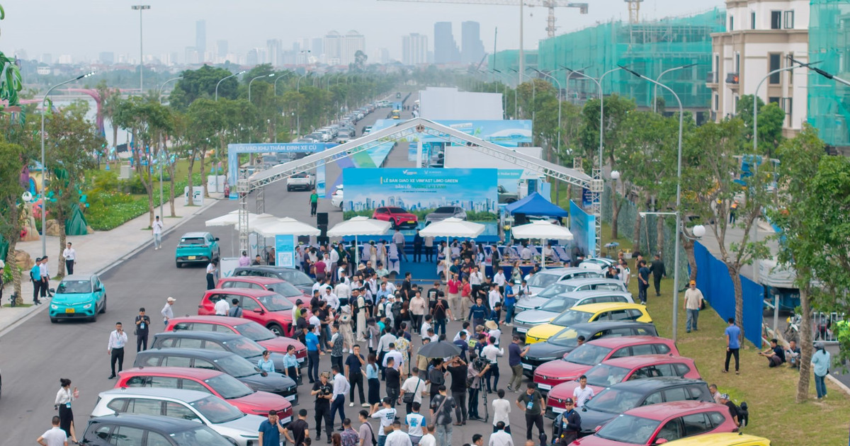Những chiếc VinFast Limo Green đầu tiên bàn giao cho khách hàng: Thiết kế hiện đại, 7 chỗ rộng rãi, bước ngoặt cho thị trường taxi