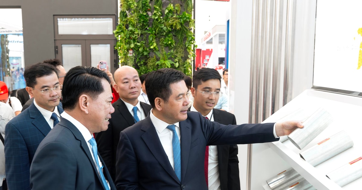 Dòng sản phẩm Hoa Sen Mag Shield và Ống nhựa HDPE Hoa Sen 1.200 mm thu hút khách tham quan tại Triển lãm A80