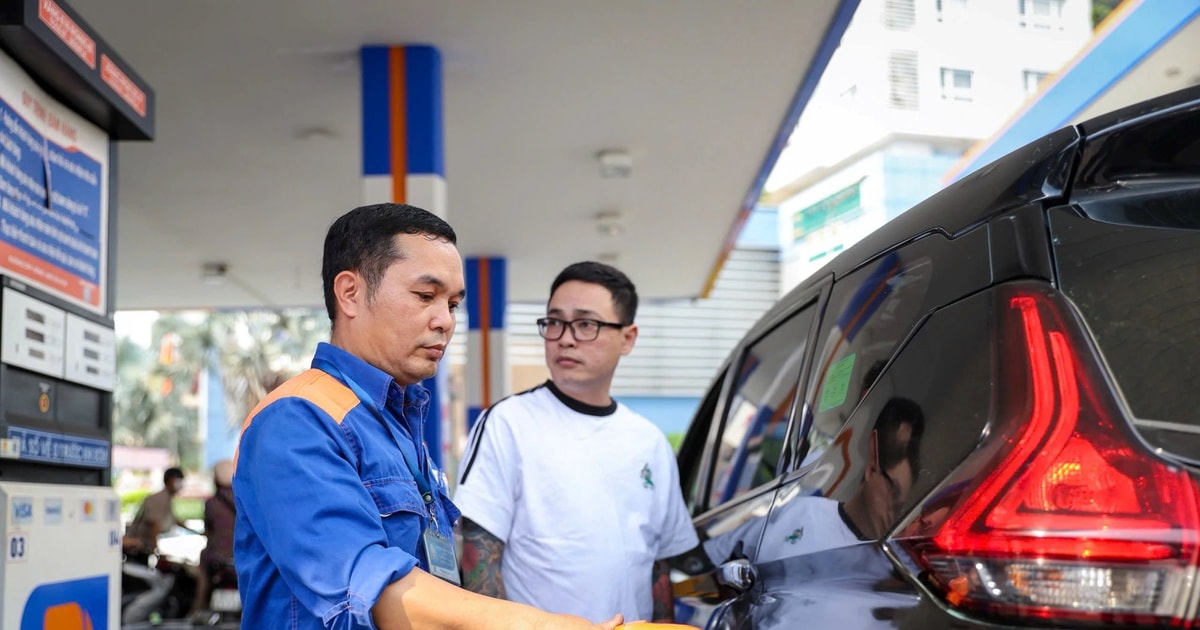 Giá xăng dầu được điều chỉnh ngay sau một ngày nếu giá cơ sở tăng trên 15%