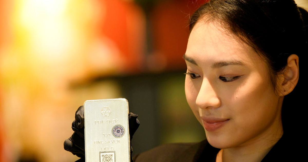 Sáng ngày 14/8: Giá bạc thỏi Phú Quý, Sacombank bán ra hơn 62 triệu đồng/kg
