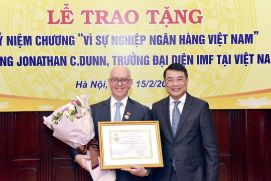 Trao tặng Kỷ niệm chương Vì sự nghiệp ngành Ngân hàng cho Trưởng đại diện IMF tại Việt Nam
