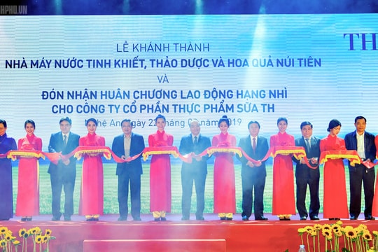 Thủ tướng dự khánh thành nhà máy nước tinh khiết, hoa quả, thảo dược lớn nhất miền Trung