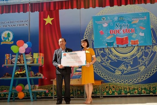 ABBANK tặng 51.000 cuốn sách cho 10.000 học sinh tiểu học Lâm Đồng