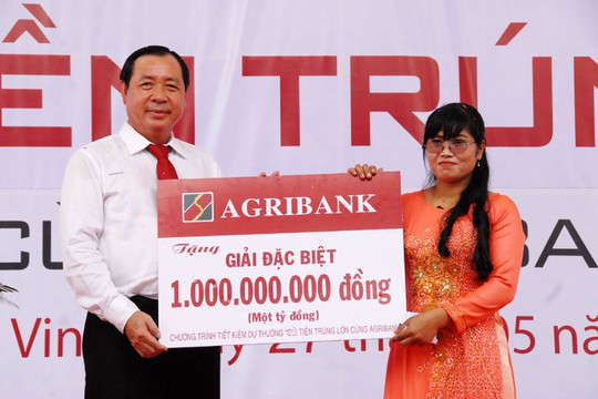 Agribank trao sổ tiết kiệm 1 tỷ đồng cho khách hàng trúng giải Đặc biệt thứ 2