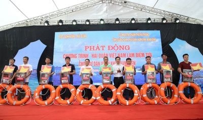 Agribank trao tặng 150 phần quà cho ngư dân 5 tỉnh