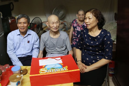 Hiệp hội Ngân hàng Việt Nam thăm, tặng quà gia đình thương binh nhân ngày Thương binh Liệt sĩ 27/7