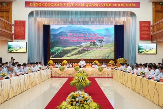 Thủ tướng chủ trì cuộc làm việc của Tiểu ban kinh tế - xã hội Đại hội Đảng XIII