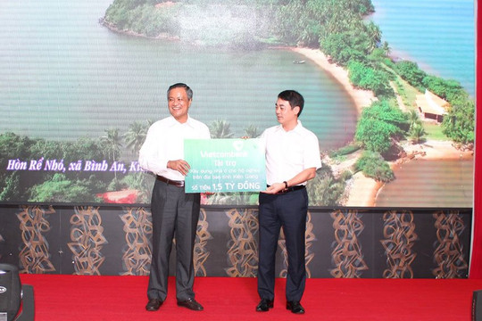Vietcombank ủng hộ 4 tỷ đồng cho công tác an sinh xã hội tại Kiên Giang và tổ chức Lễ hội Dừa Bến Tre lần thứ V 2019
