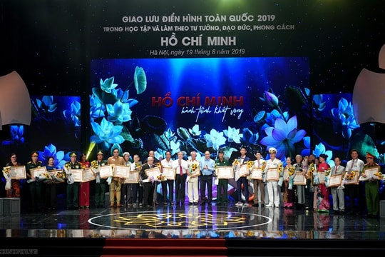 Giao lưu điển hình tiên tiến học tập và làm theo tư tưởng, đạo đức phong cách Hồ Chí Minh