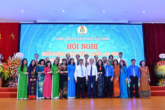 27 cán bộ, người lao động Vietcombank được vinh danh tại Hội nghị biểu dương đoàn viên, người lao động ngành Ngân hàng