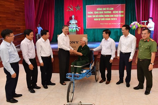 Ban lãnh đạo Vietcombank cùng đoàn công tác của Bộ trưởng Tô Lâm thăm và tặng quà thương binh tại Thuận Thành - Bắc Ninh