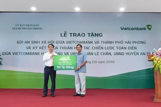 Vietcombank trao tặng gói ASXH trị giá 10 tỷ đồng cho thành phố Hải Phòng