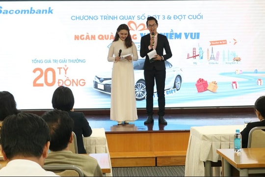 Khách hàng trúng xe Toyota Camry và hàng trăm quà tặng tại Sacombank