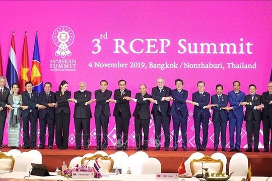 Hội nghị Cấp cao ASEAN lần thứ 35: Việt Nam nhận chuyển giao vai trò Chủ tịch ASEAN từ Thái Lan