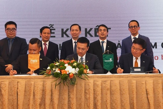 Vietcombank và FWD ký kết hợp tác độc quyền 15 năm phân phối bảo hiểm qua ngân hàng tại Việt Nam