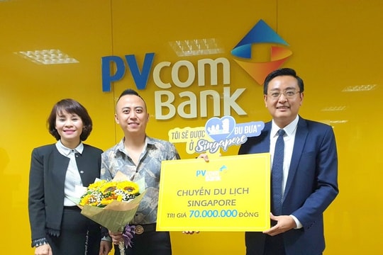 PVcomBank trao tặng chuyến du lịch Singapore cho khách hàng 