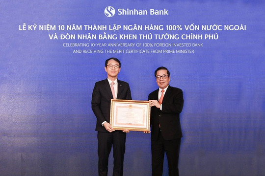 Shinhan Việt Nam đón nhận Bằng khen của Thủ tướng Chính phủ