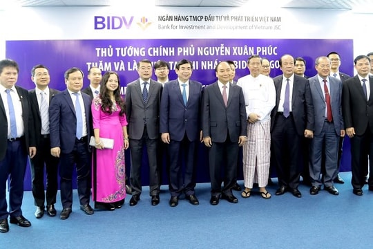 Thủ tướng Nguyễn Xuân Phúc thăm và làm việc tại Chi nhánh BIDV Yangon 