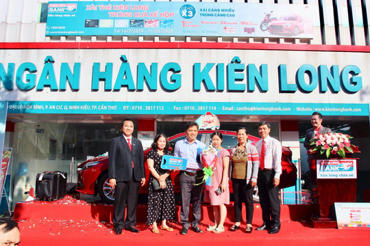 Khách hàng tỉnh Kiên Giang “trúng quà xế hộp” khi xài thẻ Kienlongbank