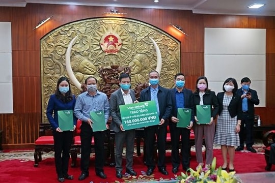 Vietcombank tặng 1 xe cứu thương, 2 máy siêu âm màu cho tỉnh Hưng Yên