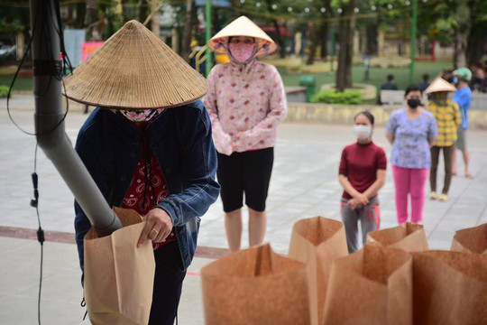 Hà Nội có 'cây ATM' gạo đầu tiên hỗ trợ người dân chống dịch Covid-19