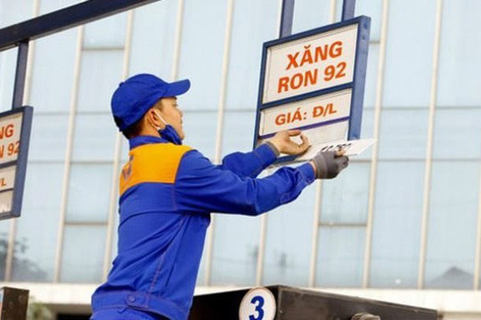Giá xăng giảm tiếp hơn 600 đồng mỗi lít