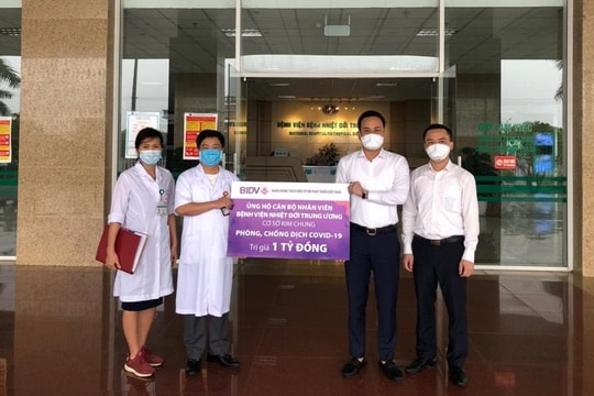 BIDV trao 1,5 tỷ đồng ủng hộ 2 bệnh viện chống dịch Covid-19