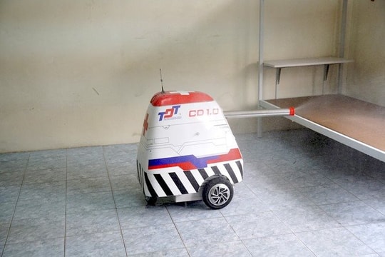 Robot tham gia chống dịch Covid-19 ở khu cách ly lớn nhất nước