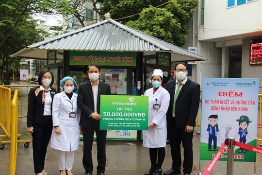 Vietcombank Bắc Giang ủng hộ 100 triệu đồng chống dịch Covid - 19