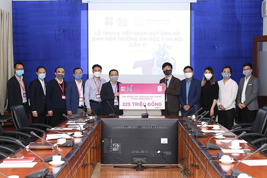 Ví MoMo trao tiền quyên góp đợt 1 ủng hộ Sinh viên Trường Đại học Y Hà Nội