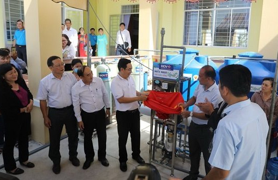 BIDV trao 13.300 bồn chứa nước và 39 máy lọc nước ủng hộ đồng bào Đồng bằng sông Cửu Long