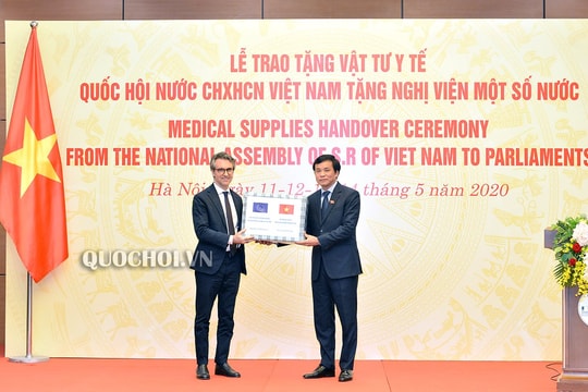 Quốc hội Việt Nam trao tặng vật tư y tế cho một số nghị viện