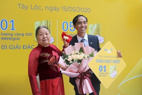 PVcomBank trao giải vàng đặc biệt cho khách hàng gửi tiết kiệm