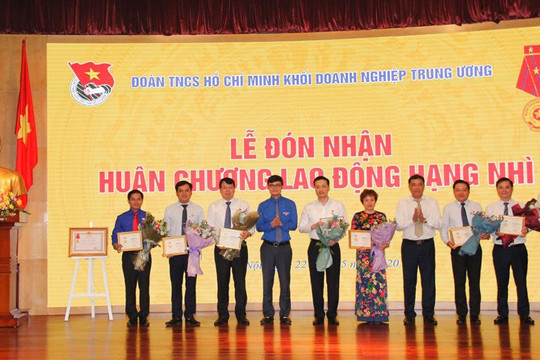 3 Lãnh đạo Vietcombank nhận Kỷ niệm chương “Vì thế hệ trẻ”
