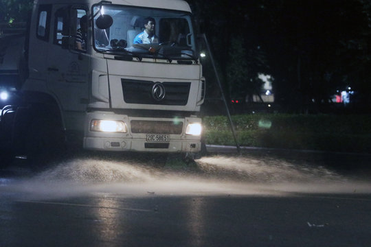 Hà Nội chi hơn 100 tỷ đồng rửa đường
