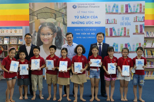 Shinhan Finance trao tặng “Tủ sách của những ước mơ” cho Thư viện Hà Nội