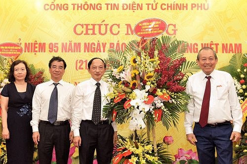 Phó Thủ tướng Thường trực Chính phủ Trương Hòa Bình thăm và chúc mừng Cổng Thông tin điện tử Chính phủ