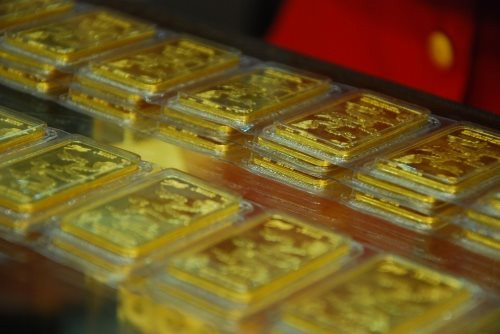 Vàng miếng SJC “bốc hơi” nửa triệu đồng/lượng