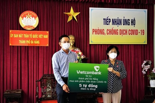 Vietcombank trao 5 tỷ đồng chống COVID-19 ủng hộ Đà Nẵng