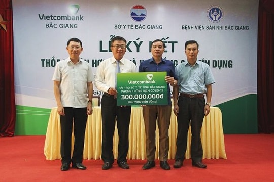 Vietcombank Bắc Giang ủng hộ 300 triệu đồng hỗ trợ Bắc Giang chống dịch COVID–19