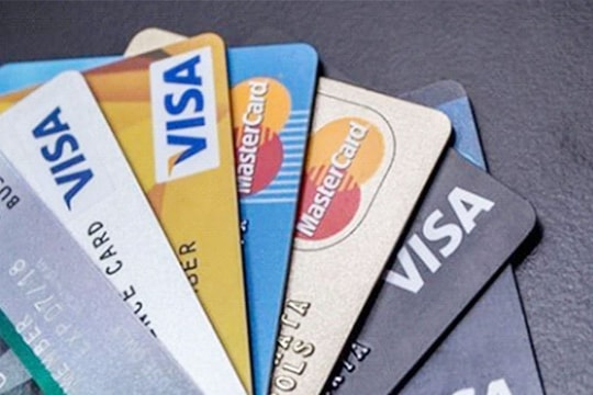 Chuyên gia: Visa và Mastercard cần miễn, giảm phí cho các ngân hàng Việt