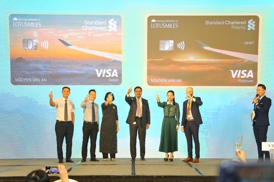 Vietnam Airlines và Standard Chartered Việt Nam ra mắt tài khoản ngân hàng tích lũy dặm bay 