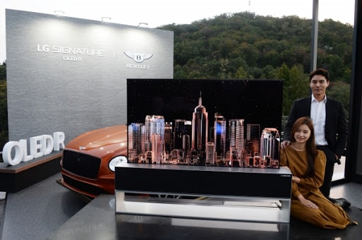 LG Electronics và Bentley Motors quảng bá mẫu tivi có thể cuộn