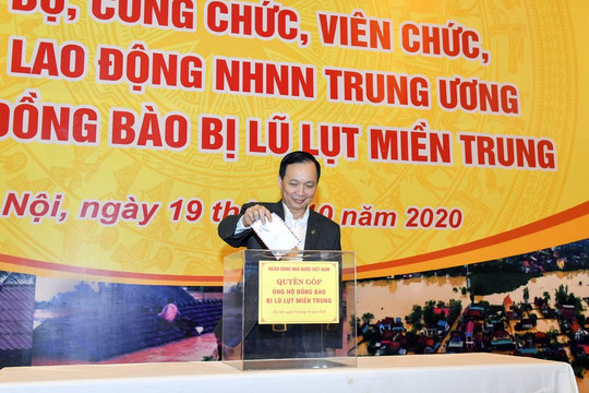 Ngân hàng Nhà nước Việt Nam quyên góp ủng hộ đồng bào miền Trung