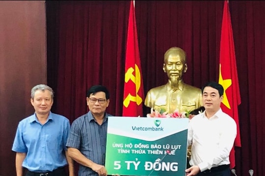 Vietcombank ủng hộ 11 tỷ đồng, chung tay cùng cán bộ, chiến sỹ và đồng bào miền Trung vượt qua khó khăn trước thiên tai, lũ lụt