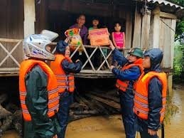 Tích cực triển khai công tác cứu hộ, cứu nạn, hỗ trợ người dân