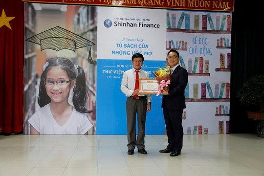 Shinhan Finance trao tặng “Tủ sách của những ước mơ” cho Thư viện tỉnh Đồng Nai