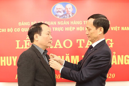 Trao tặng Huy hiệu 40 năm tuổi Đảng cho đảng viên Chi bộ Cơ quan Thường trực Hiệp hội Ngân hàng Việt Nam