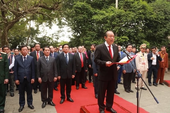 Đoàn đại biểu dự Đại hội các dân tộc thiểu số dâng hương tưởng niệm các Vua Hùng